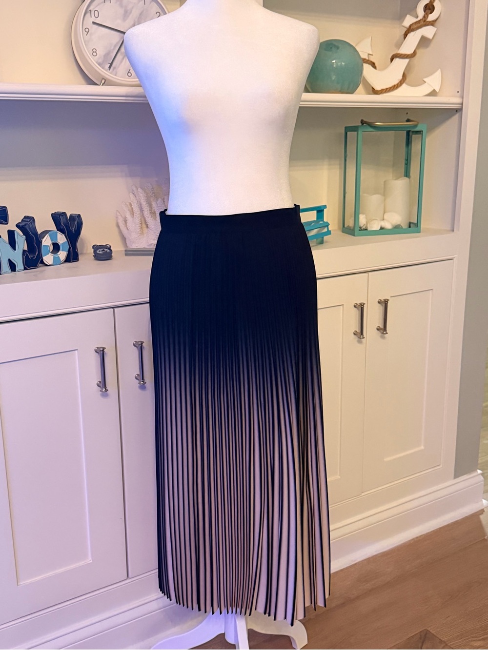 NWT Reiss Ombre Pleated Midi Skirt in Black and Cream, Size 6 - Picture 5 of 7